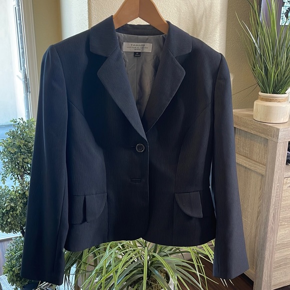 Tahari Jackets & Blazers - TAHARI BLACK BLAZER SiZE 8P